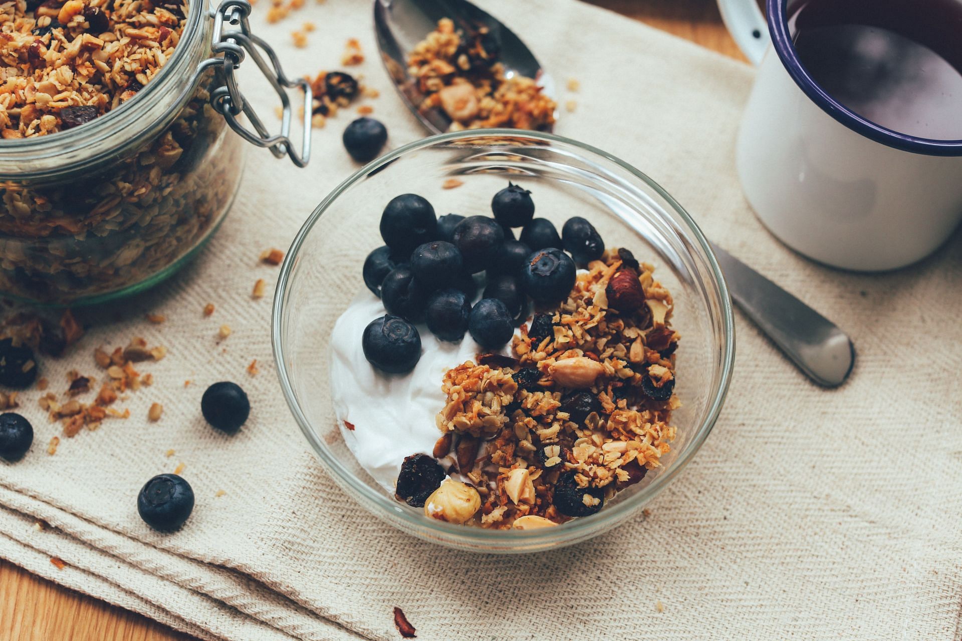 Granola nutritional facts and health benefits (Image via Unsplash/Super Snapper)