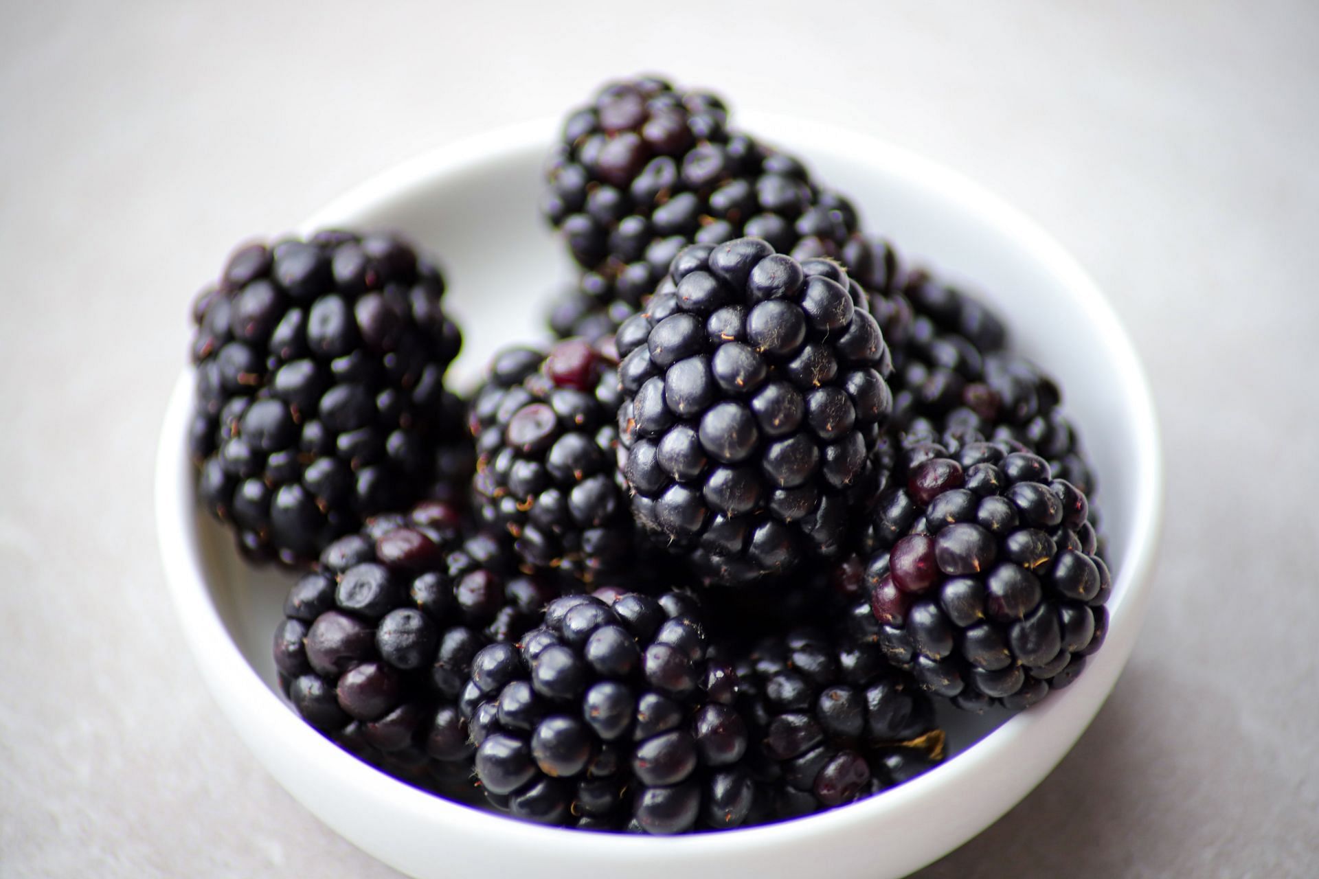 Here are the health benefits of blackberries! (Image via unsplash/Yulia Khlebnikova)