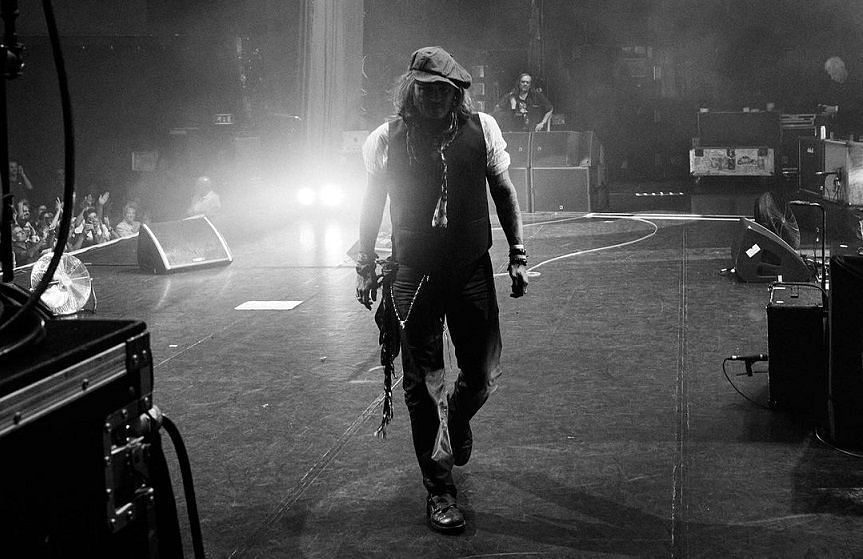 How tall is johnny depp 