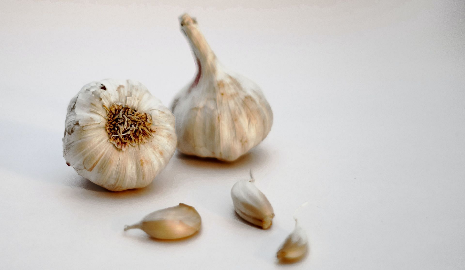 Garlic is a great addition to any anti-inflammation diet! (Image via unsplash/Sanjay Dosajh)