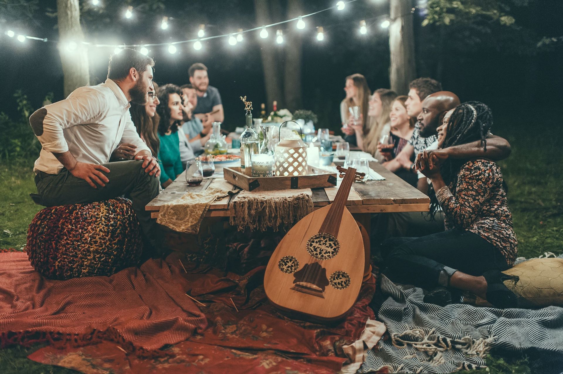 Communal eating has physical and mental health benefits. (Image via Unsplash/Valiant Made)