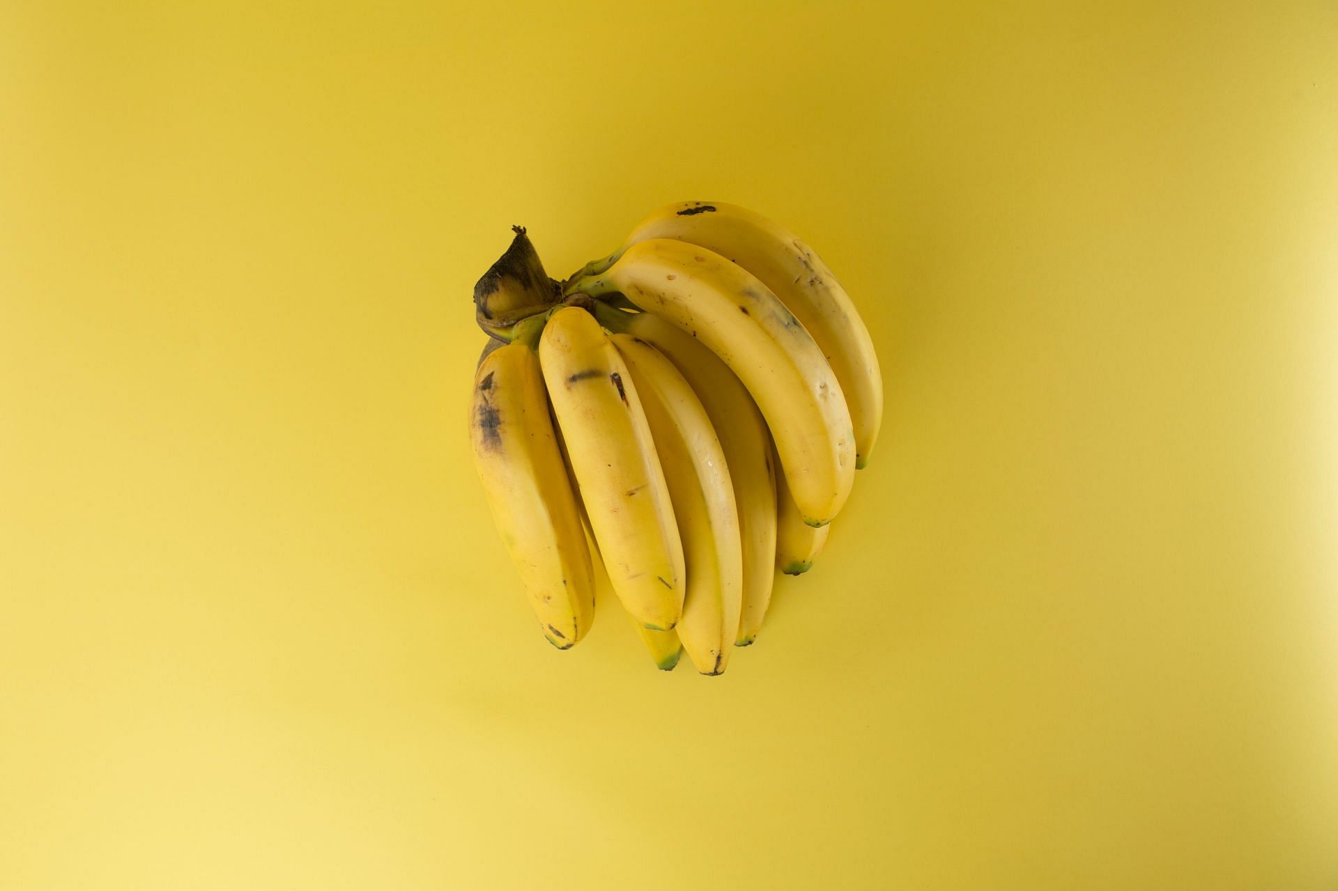 Bananas need no introduction as one of the best sources of fiber (Image via Pexels @Juan Salamanca)