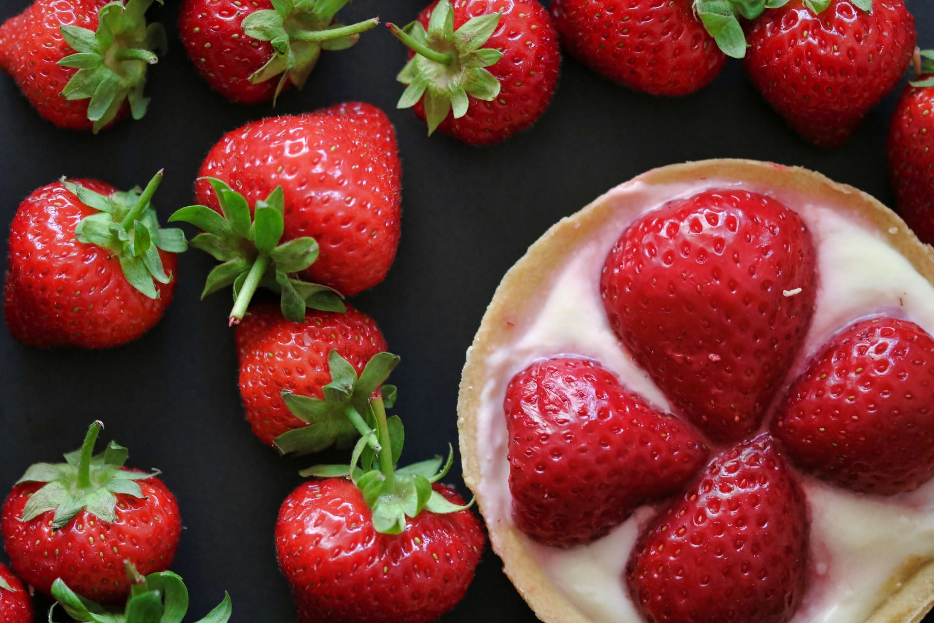 Strawberries are able to reduce puffiness of the eyes,.(Image via Pexels/Nick Collins)