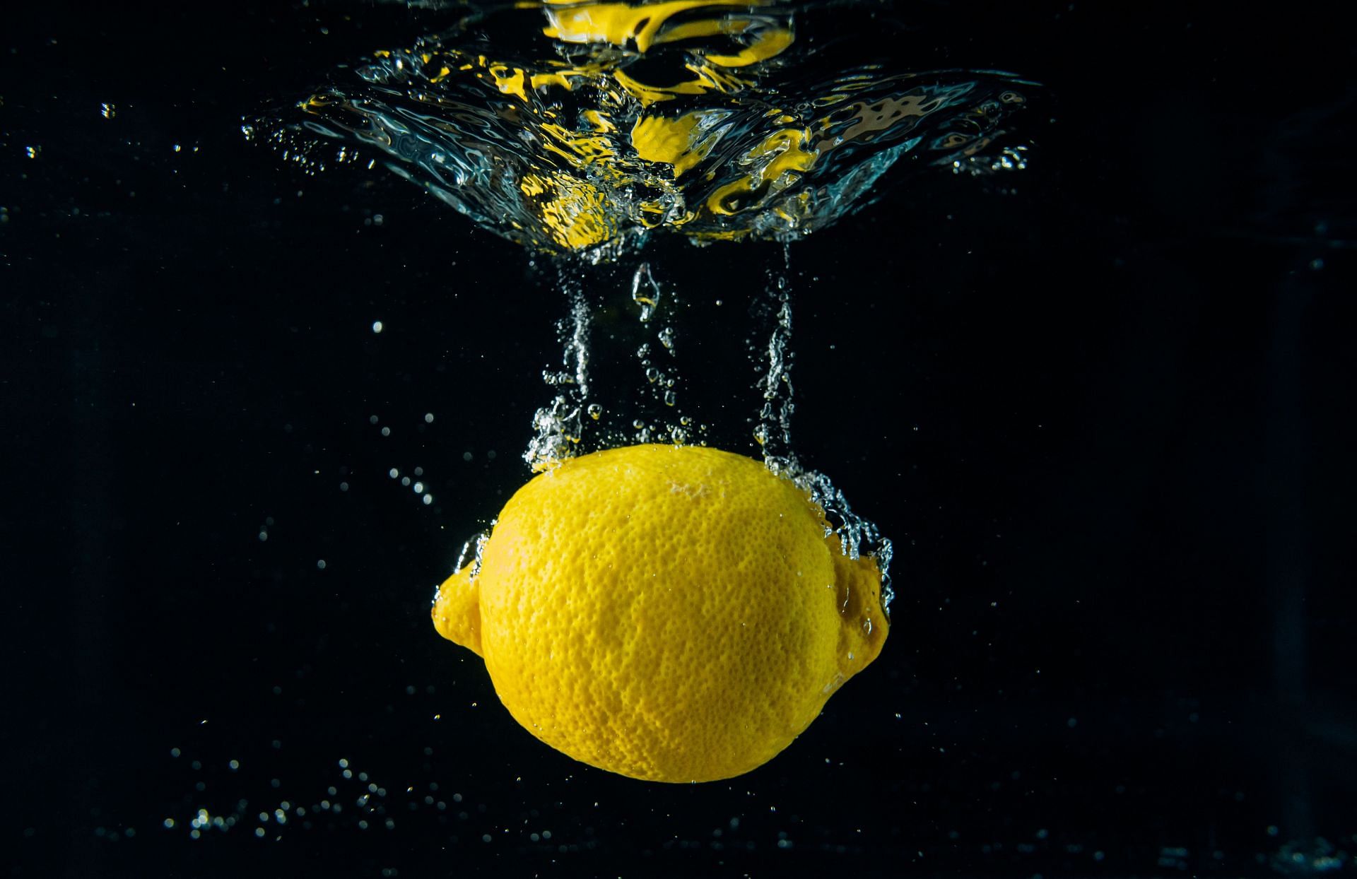 By drinking lemon water, you can avoid intake of unhealthy sugary drinks. (Image via Pexels/Kelly)