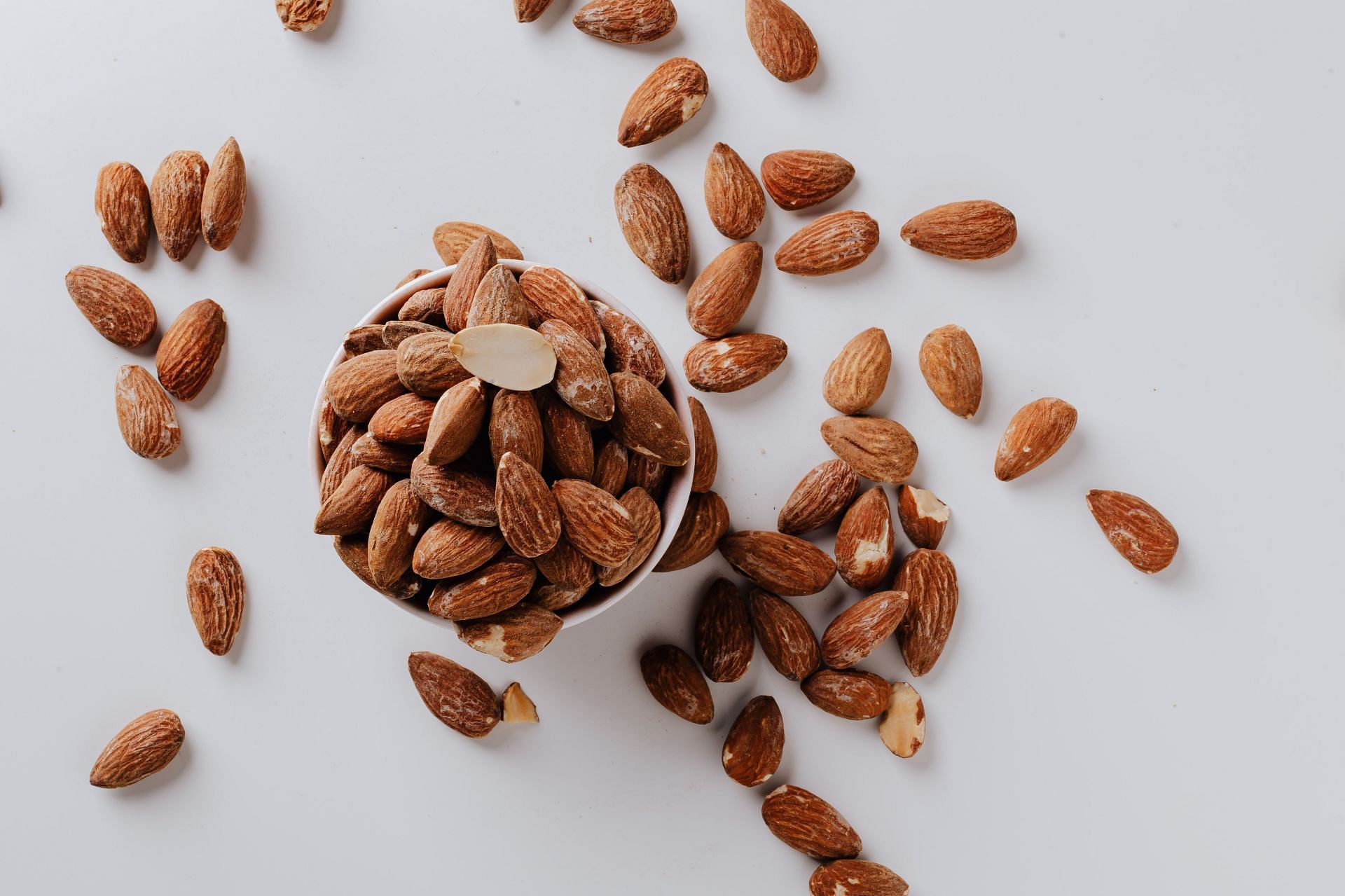 Almonds contain healthy fats. (Image via Pexels/Karolina Grabowska)