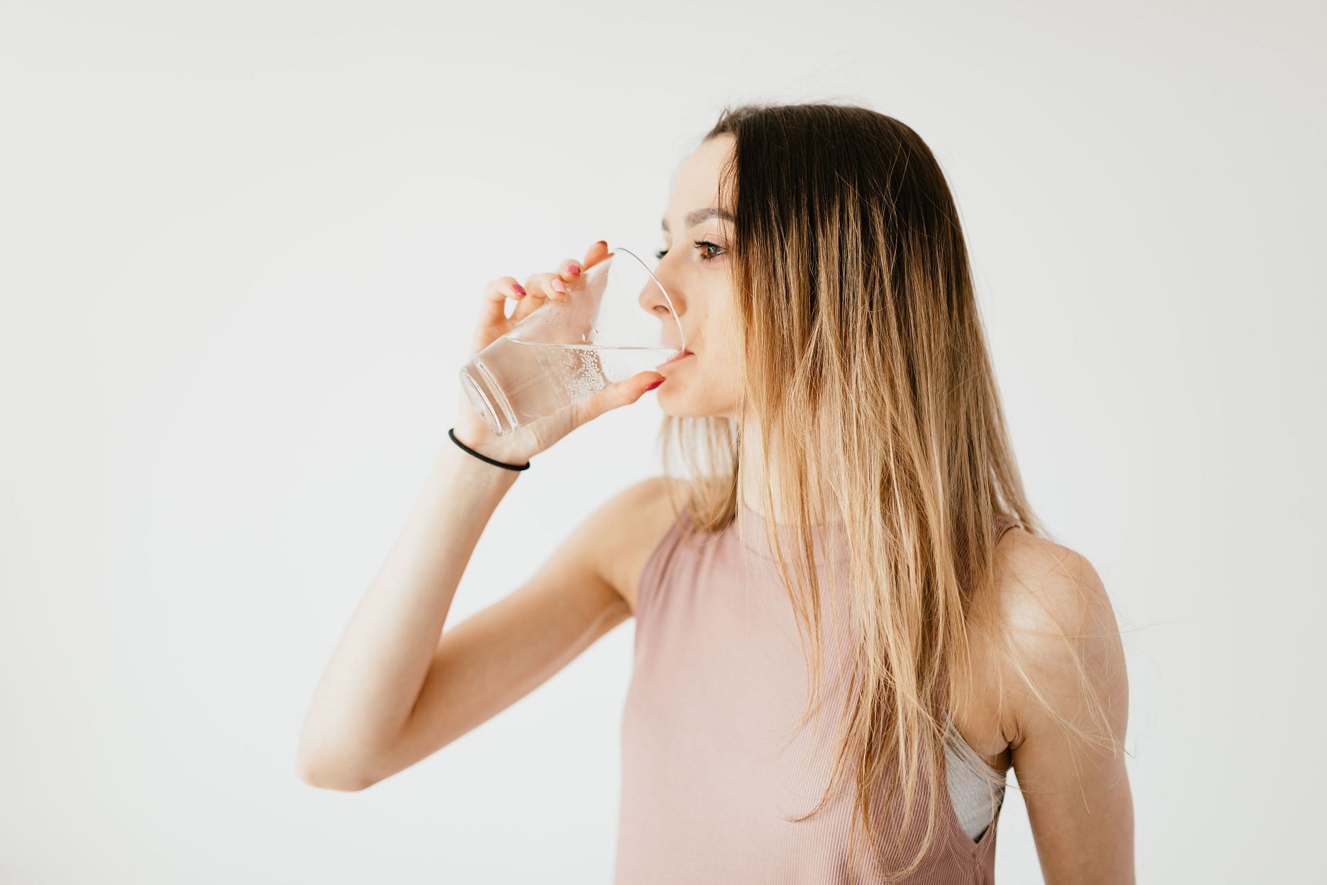 Drink more water and keep yourself hydrated. (Image via Pexels / karolina Grabowska)