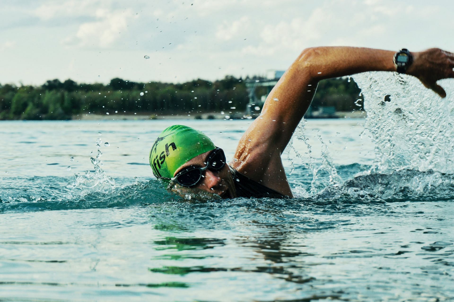 Swimming is an excellent calorie-burner, burning a lot of calories. (Image via Pexels/Mali Maeder)
