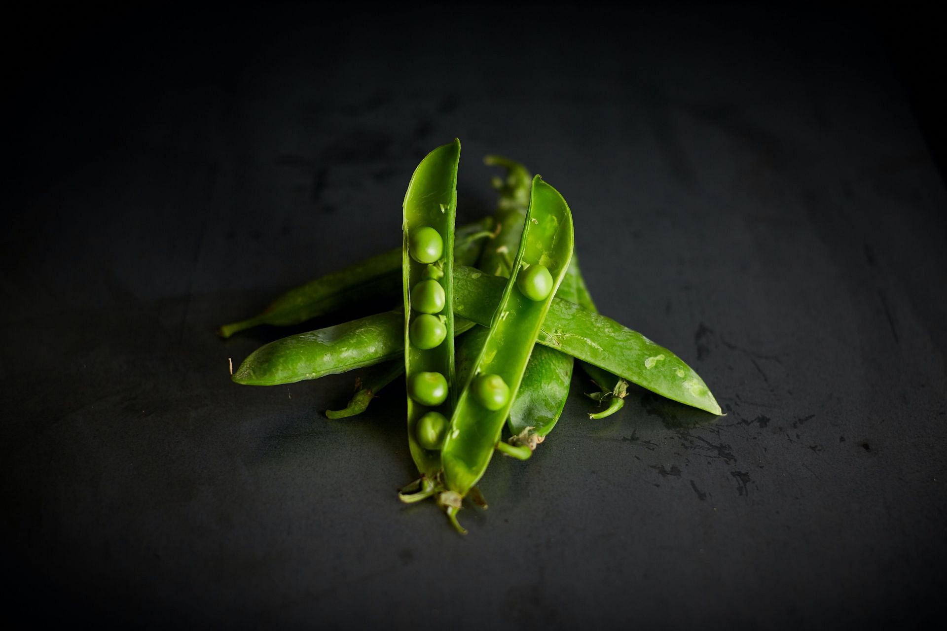 Green peas are rich in protein. (Image via Unsplash/David Todd McCarty)