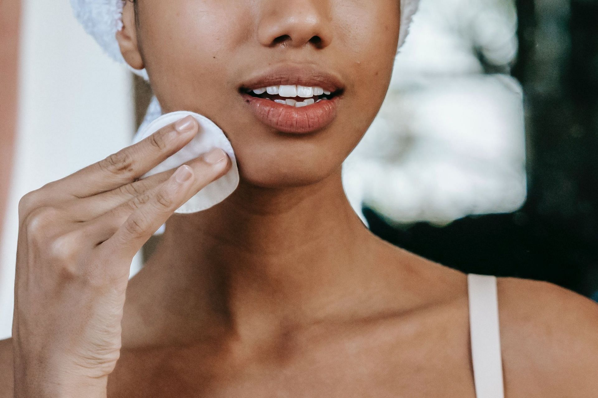 applying moisturiser can help reduce the rash. (Image via Pexels / Sora Shimazaki)