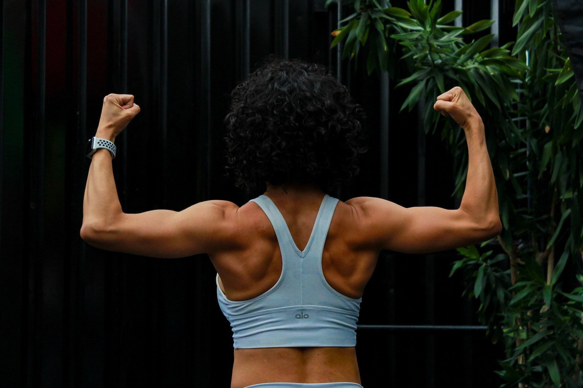 The reverse grip lat pulldown helps build a stronger and muscular back. (Photo via Pexels/Karen Irala)