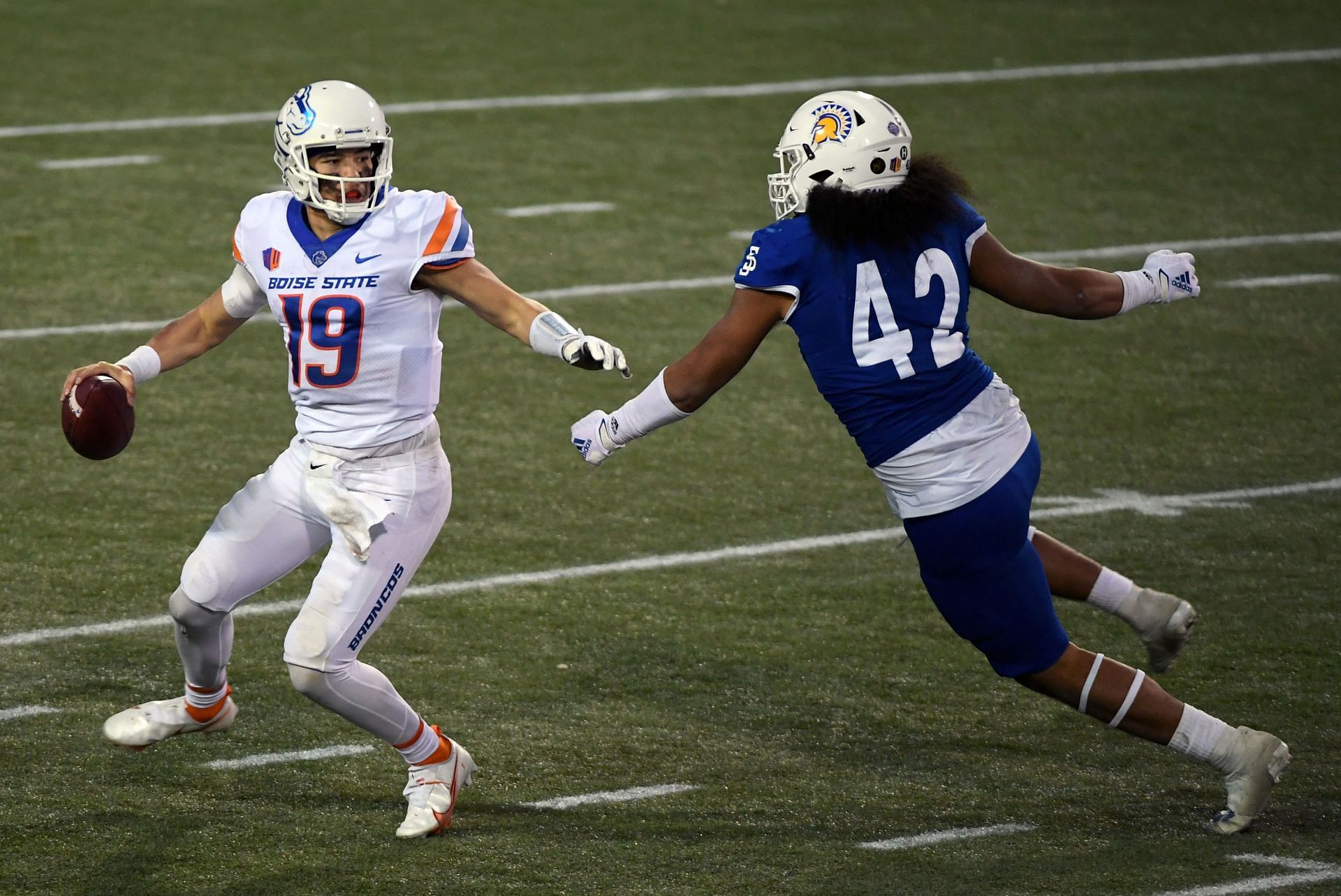 Viliami Fehoko pursues a sack