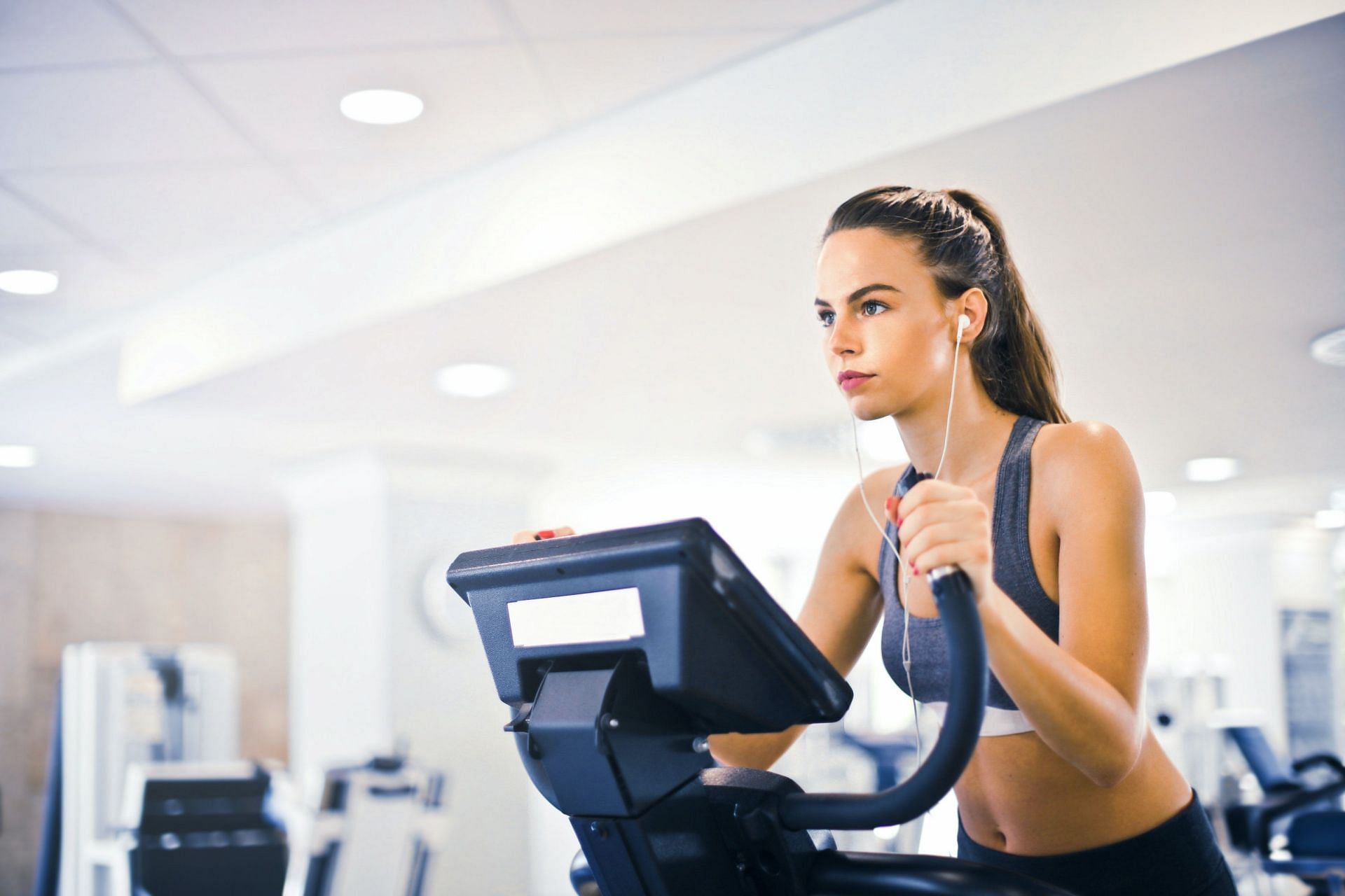 Treadmill incline exercises can help runners to up their game and increase their speed. (Image via Pexels/Andrea Piacquadio)