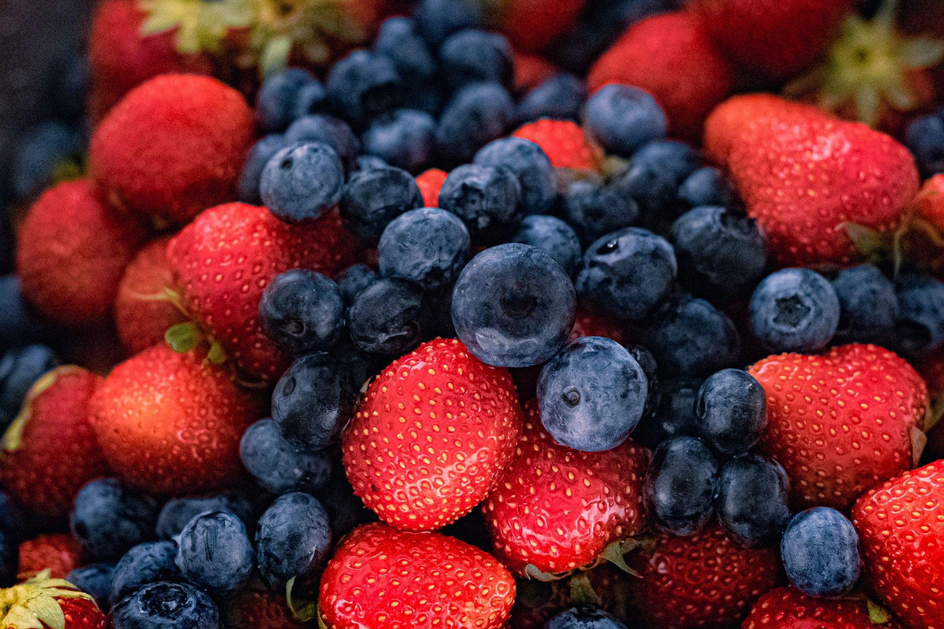Berries are a tasty way of getting antioxidants in your body. (Image via Pexels/ Barbara Werner)
