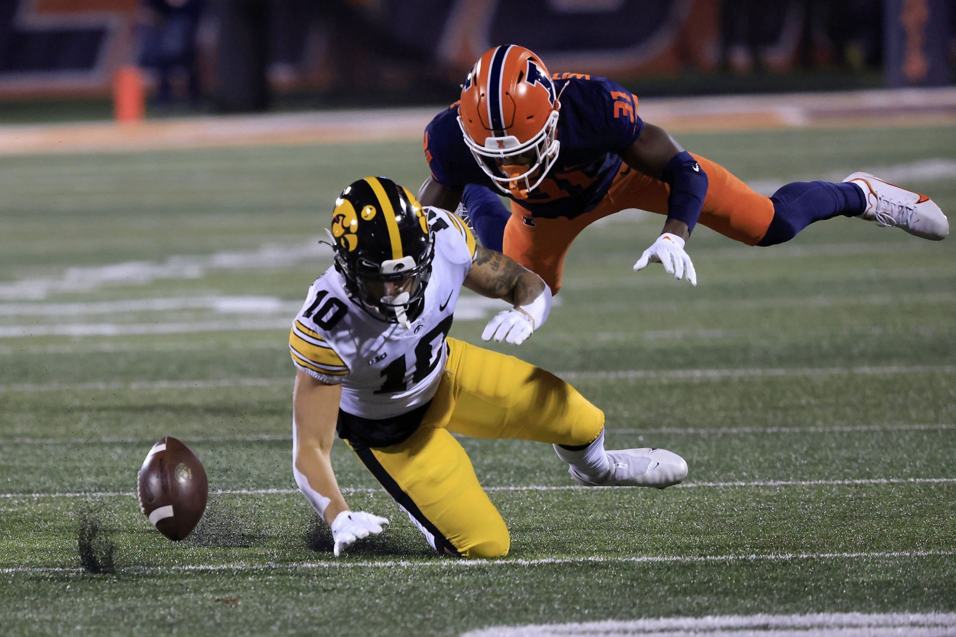 Devon Witherspoon #31 of the Illinois Fighting Illini breaks up a pass