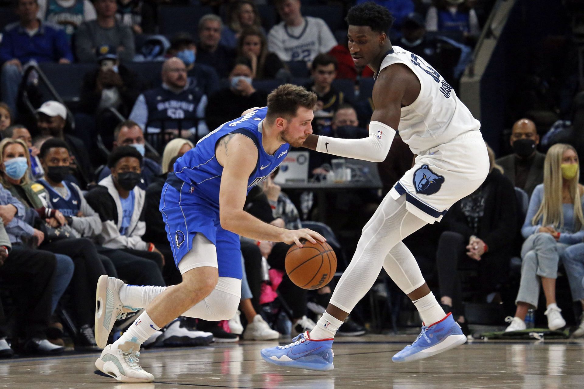 The NBA will highlight the game between the Dallas Mavericks and Memphis Grizzlies tonight. [photo: Reuters]