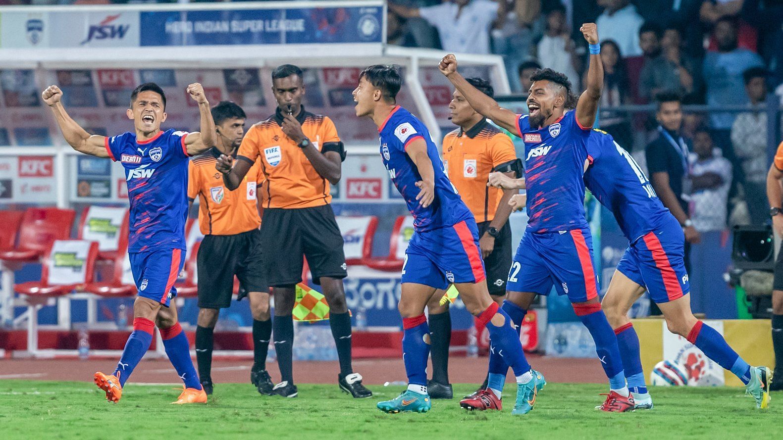 Sunil Chhetri and Bengaluru FC celebrate their win over Kerala Blasters FC. [Credits: BFC Twitter]