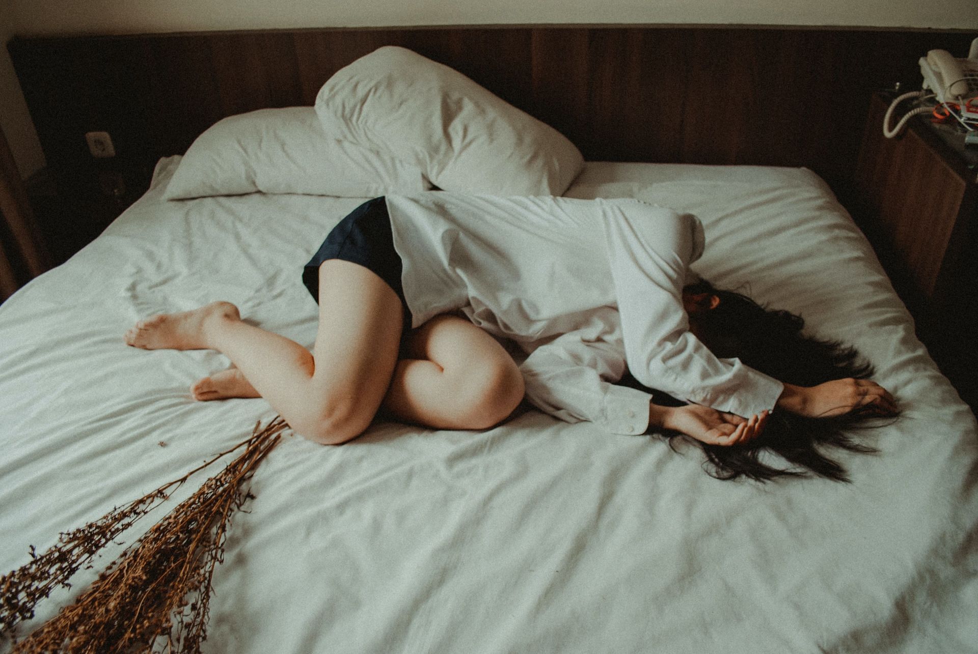 IBS can also cause bloating. (Image via Unsplash / Yuris Alhumaydy)
