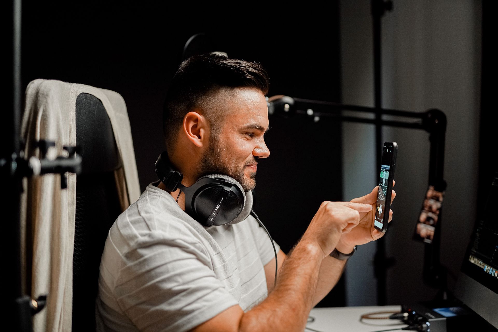 Your brain can get addicted due to constant scrolling (Image via Unsplash / Malte Helmhold)