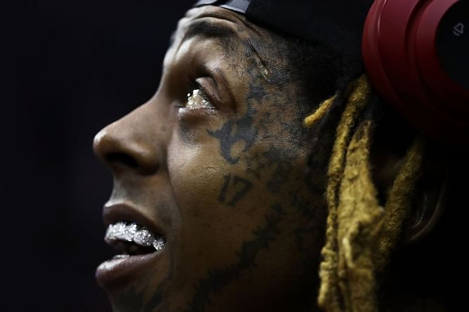 “No shot he’s rizzing up those twins” – Fans troll Lil Wayne for Facetiming Miami WBB squad after Sweet 16 win