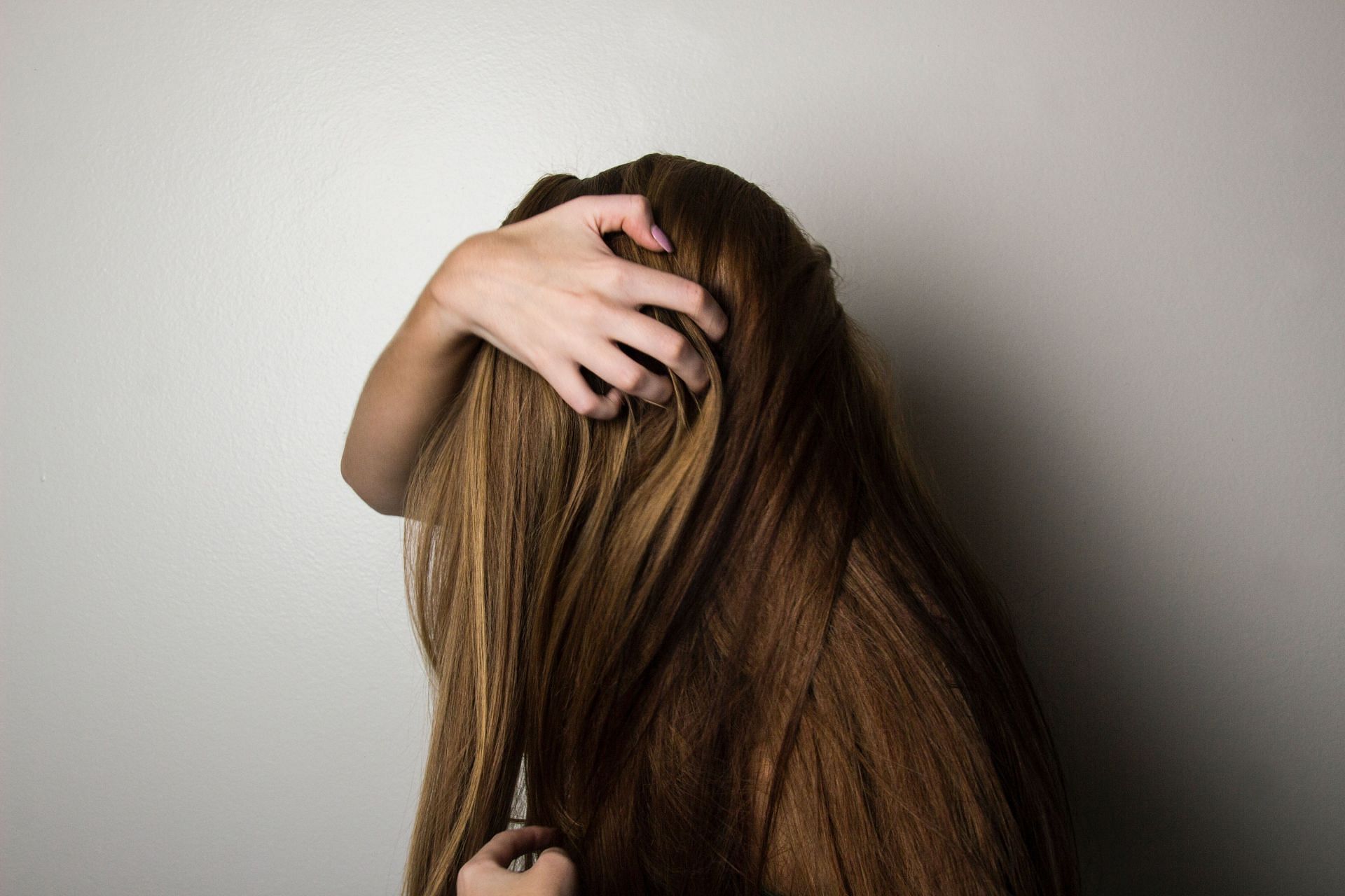 Oily hair is often caused by sebum. (Image via Pexels / Bennie Lukas)