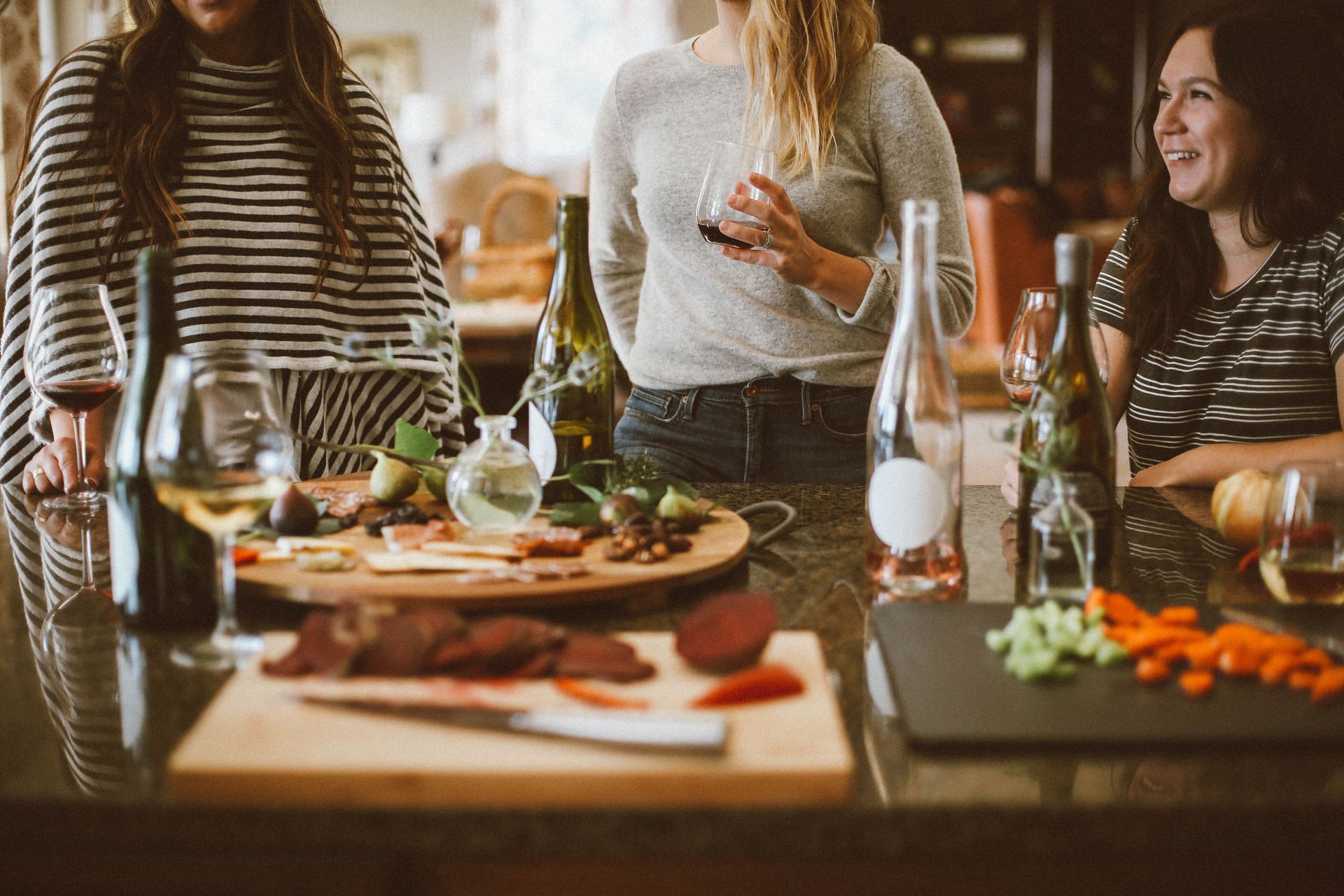 Eating late at night may result in weight gain. (Image via Unsplash/ Kelsey Chance)