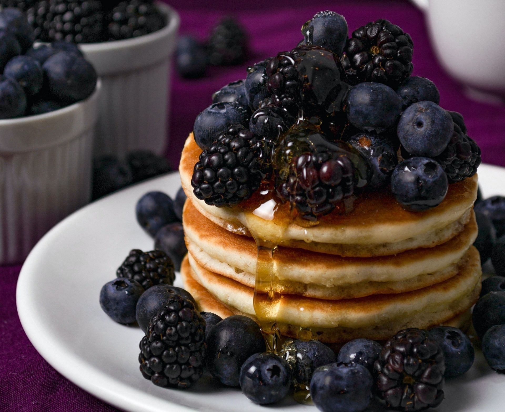 Fluffy, golden pancakes bursting with juicy blueberries, a breakfast favorite (Image via Pexels)