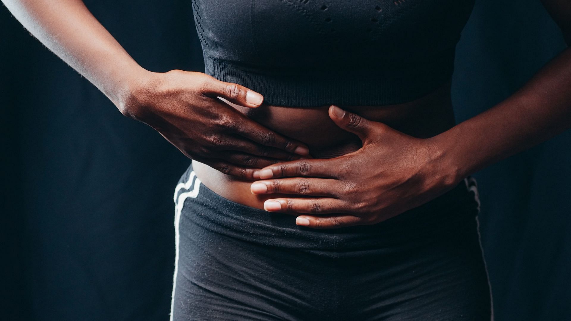 Your pain may also be localised to a certain region on your abdomen (Image via Pexels @Kindel Media)