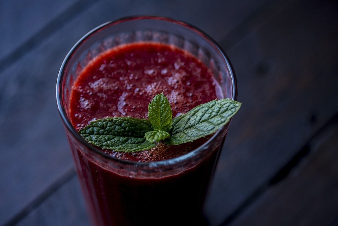 Beet juice helps with a kidney cleanse (Image via Unsplash/Joanna Sosinska)