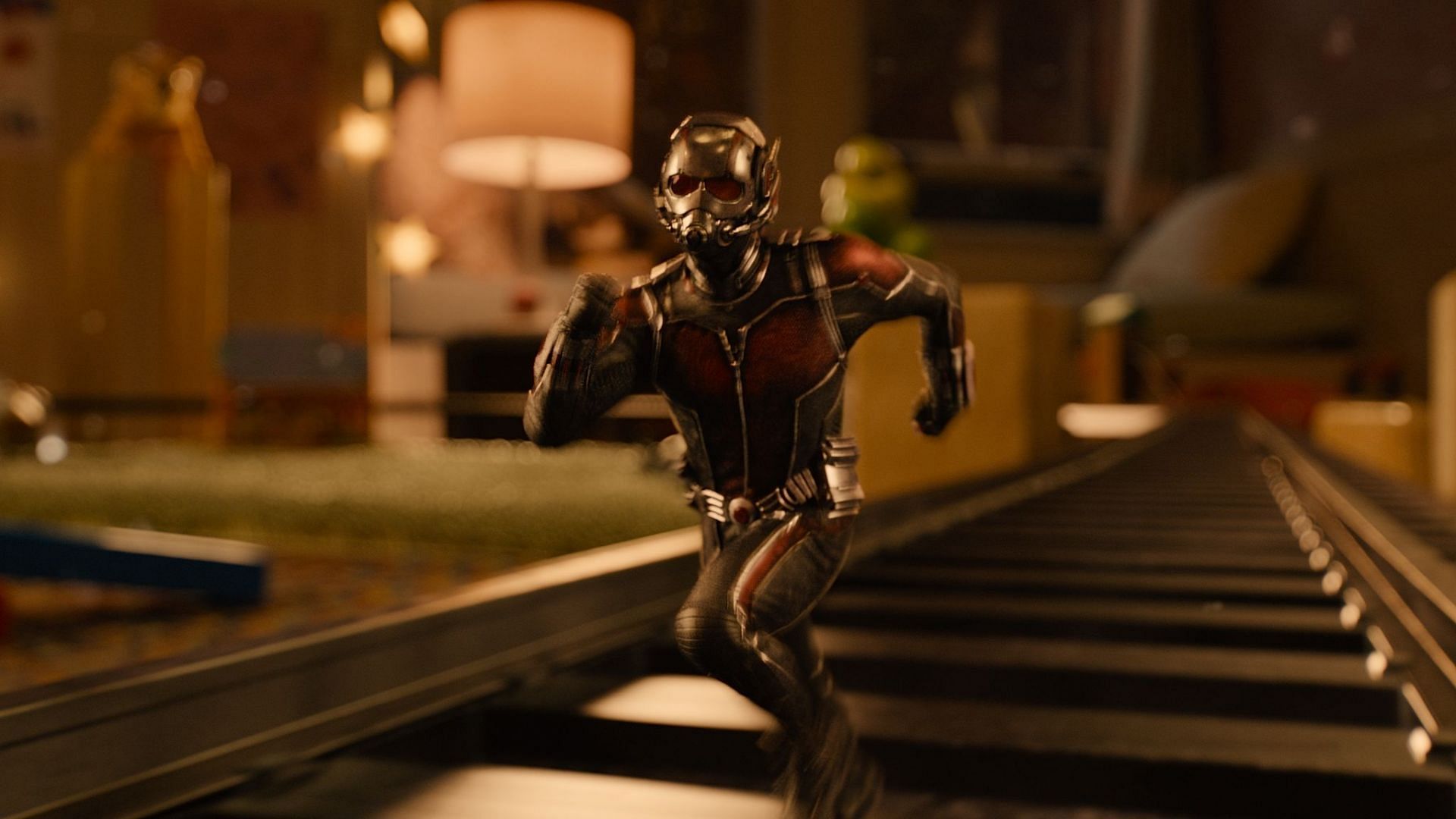 Scott Lang&#039;s ability to shrink and grow in size, along with his tech-based suit and fighting skills, make him a tricky opponent for Scarlet Witch (Image via Marvel Studios)