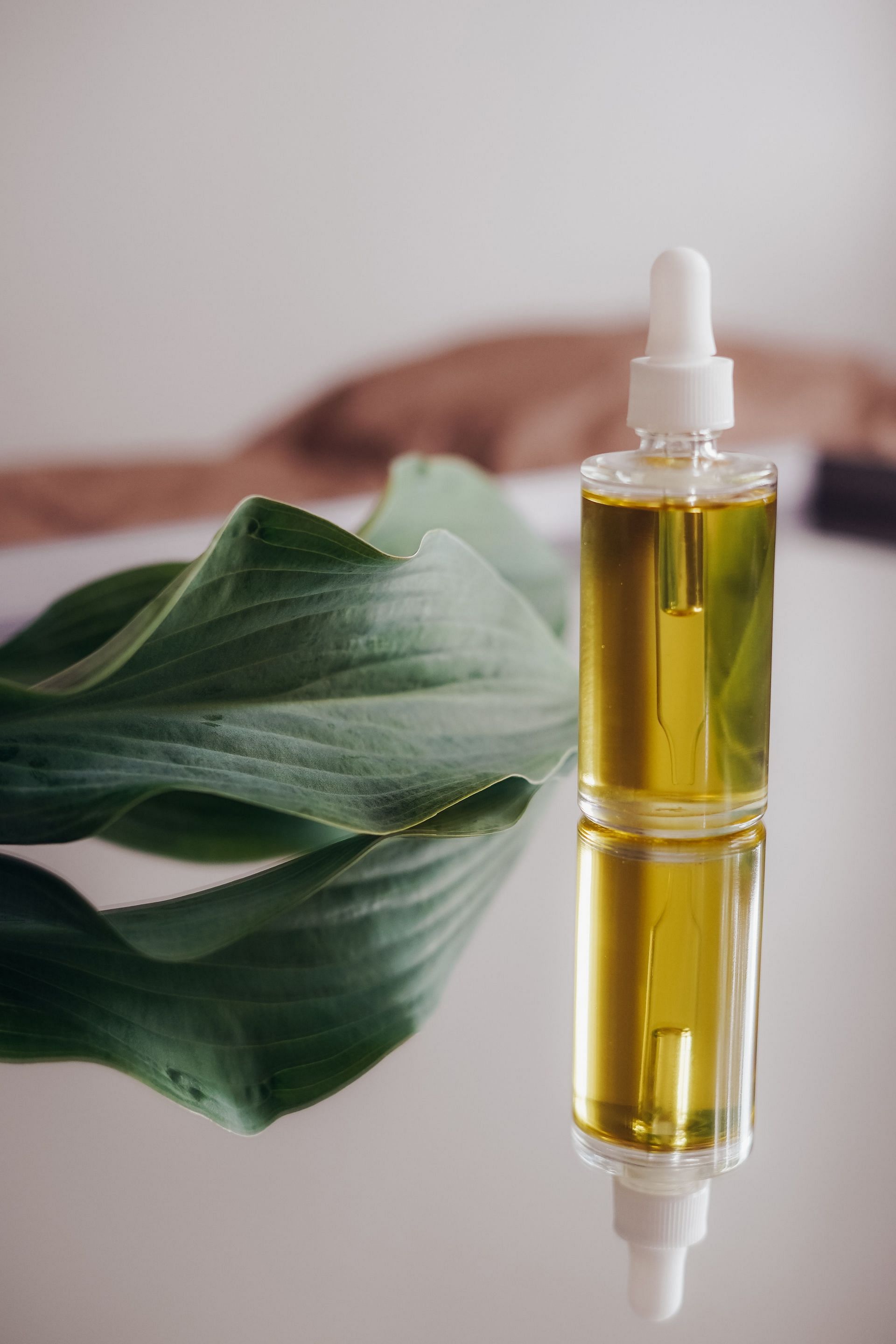 This oil promotes hair growth, treats dandruff, and conditions your hair. (image via Pexels)