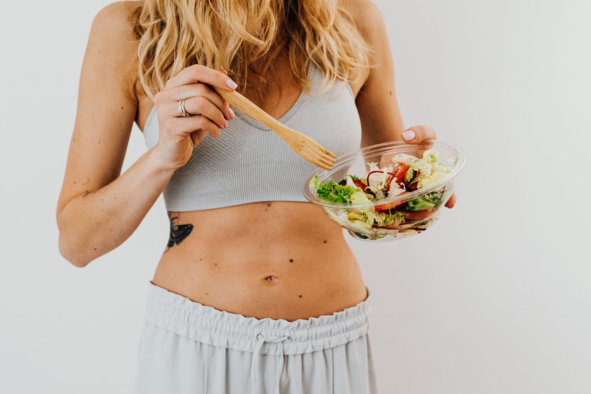 To get a toned core, following a low-calorie diet is essential. (Image via Pexels/Karolina Grabowska)