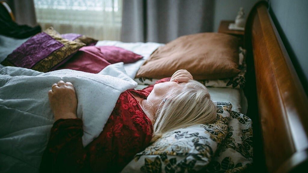 Individuals who slept for five or fewer hours per night had a 56% higher risk of a heart attack than those who slept for seven to eight hours per night. (Pic via Getty Images/Milamai)