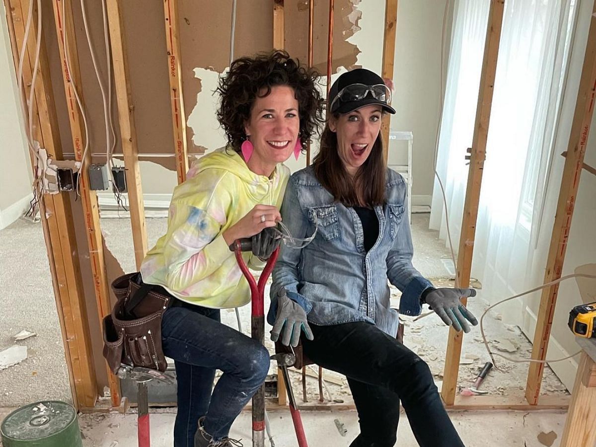 2 sisters come together to renovate houses affected by catastrophe (Image via lindsey.uselding/ Instagram)