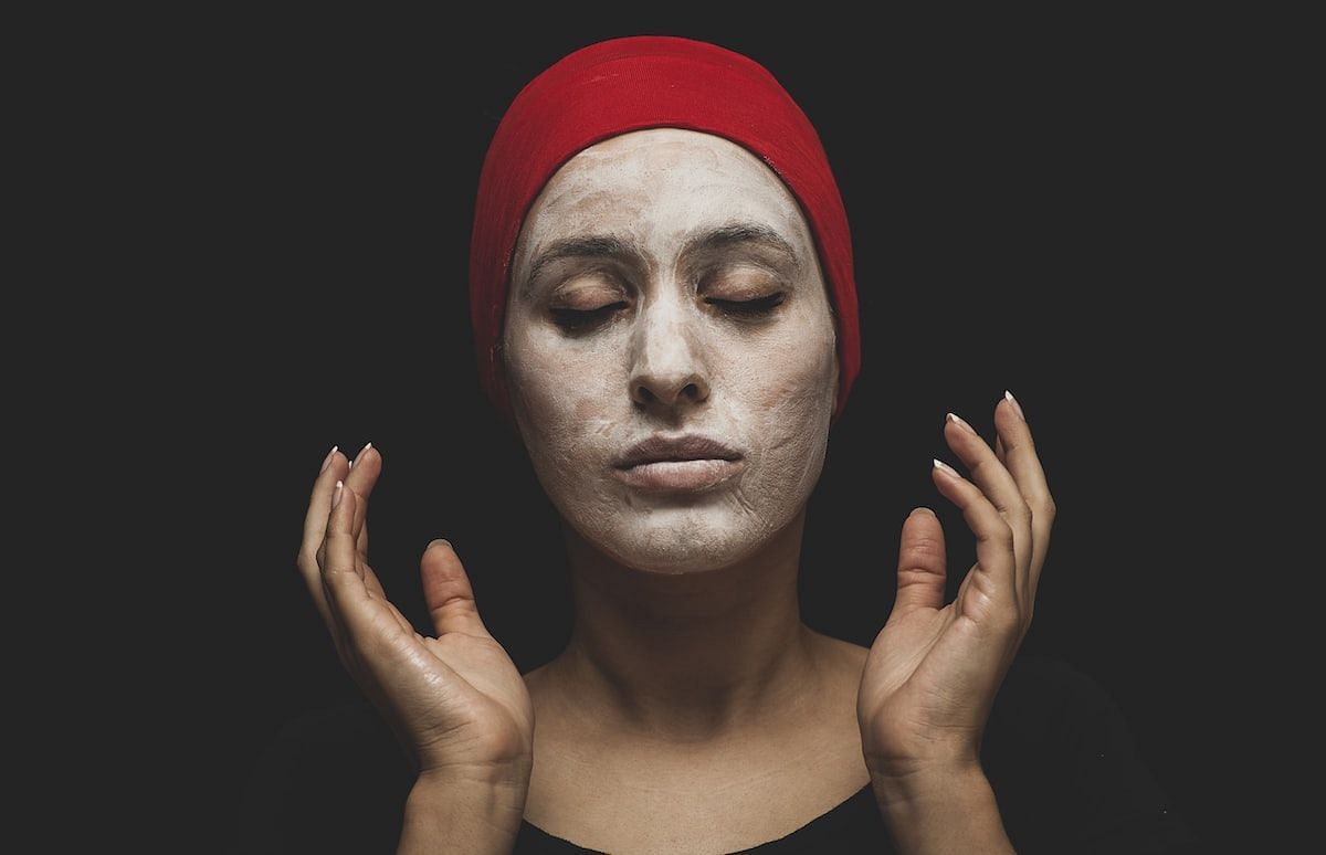 Exfoliation helps you manage your skin (Image via Unsplash/Engin Akyurt)