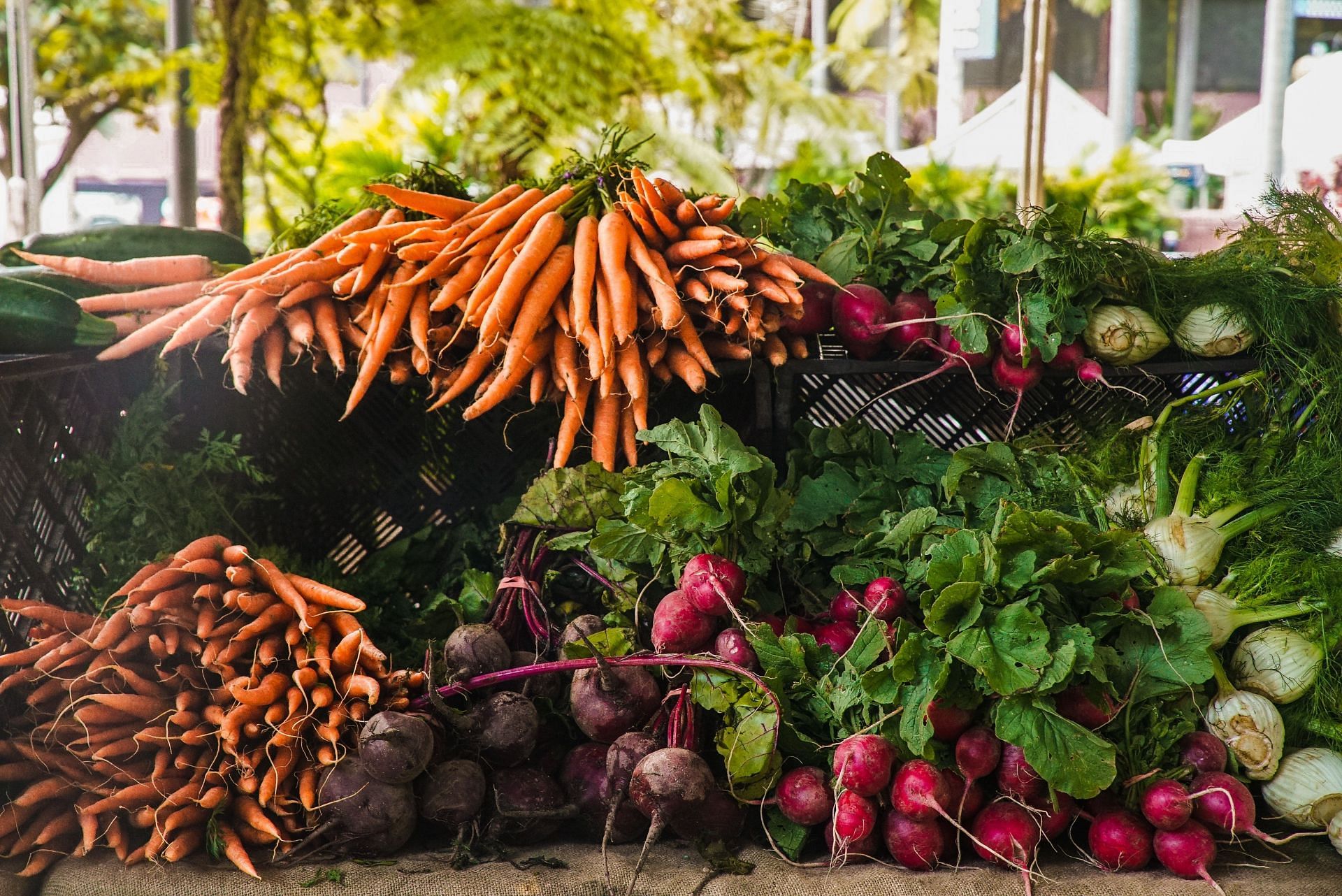 Vegetables are healthier sources of carbs than sugary drinks and processed foods (Image via Pexels)