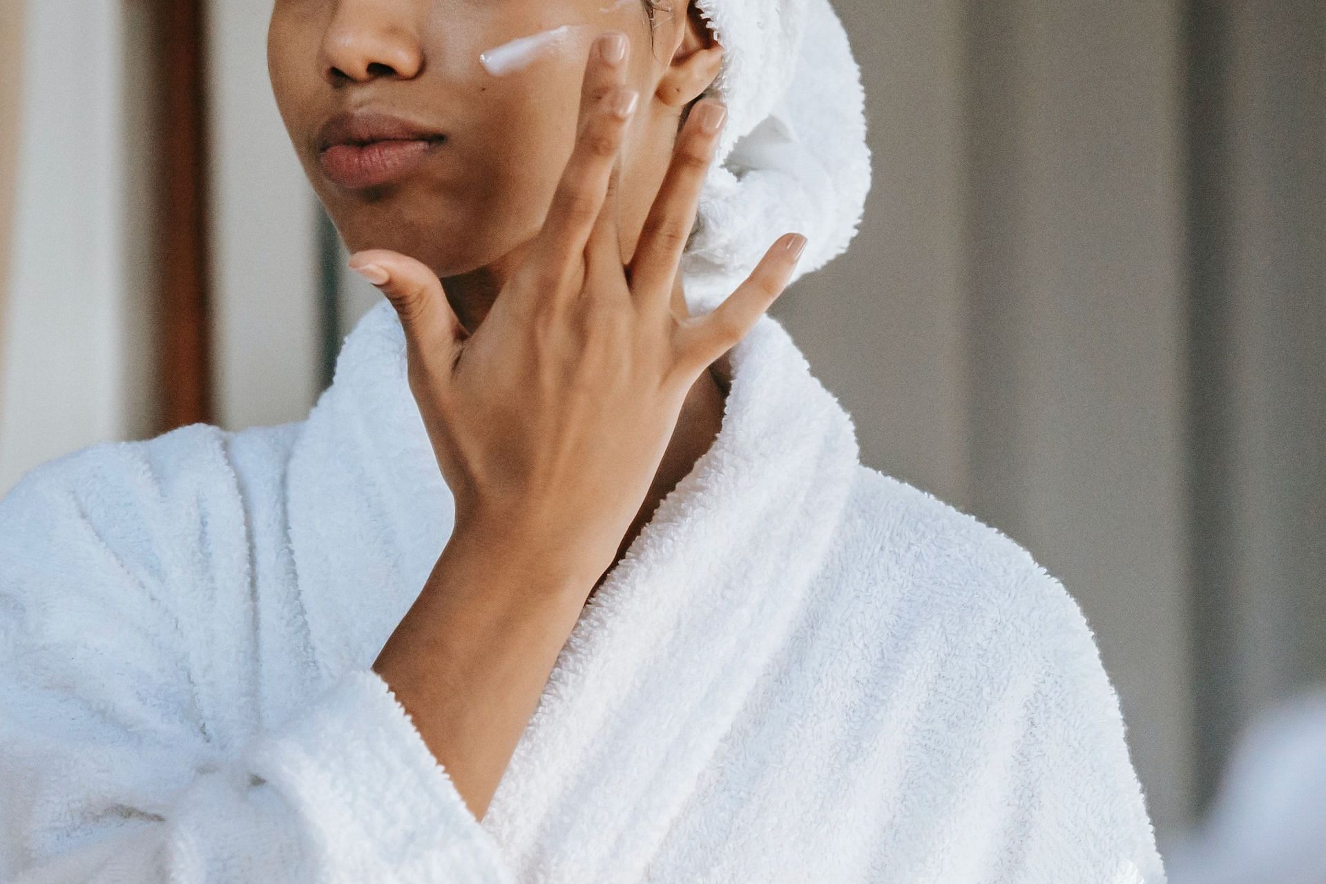 Makes your skin more youthful. (Image via Pexels / Sora Shimazaki)