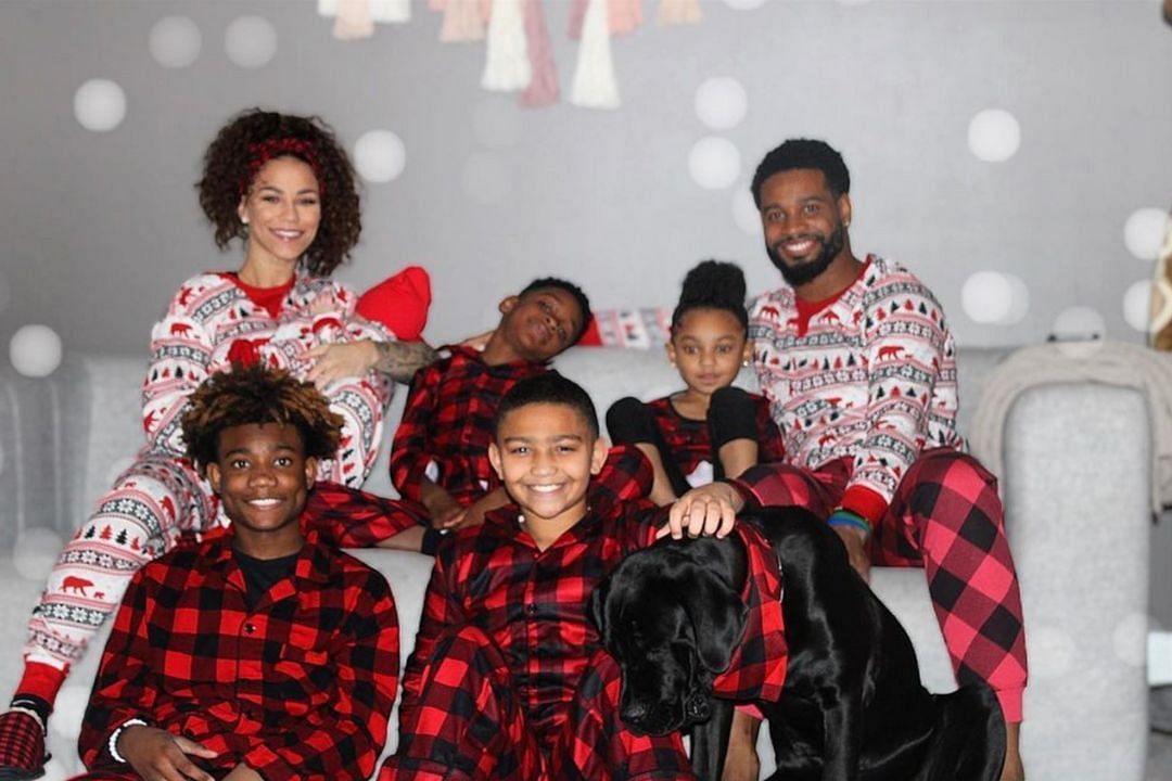 A Christmas photo of the Slay family. Credit: @ballin_beauty_23 (IG)