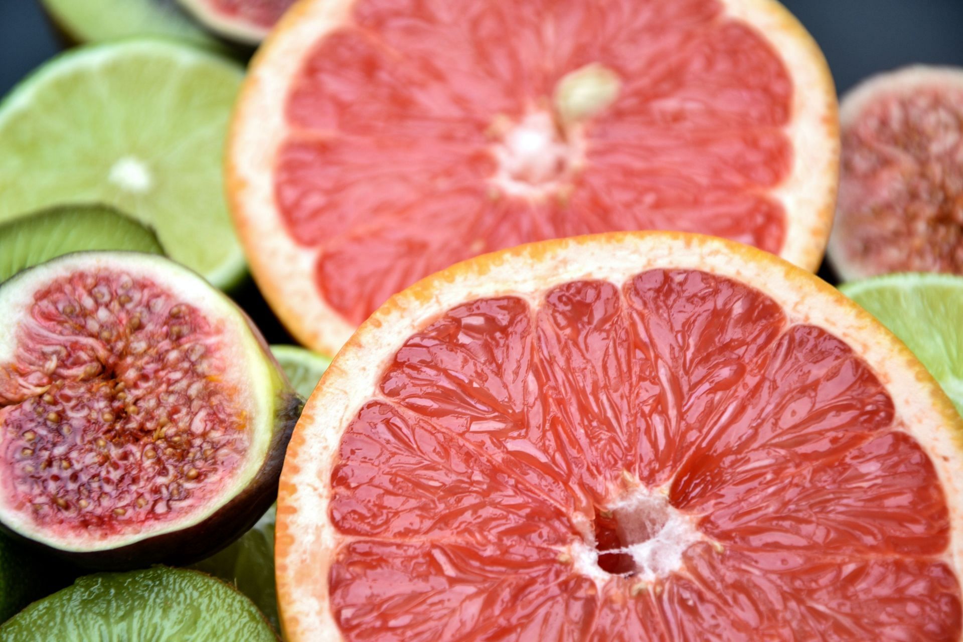 The flesh of grapefruit is pink, red, or white and juicy (Image via Pexels)