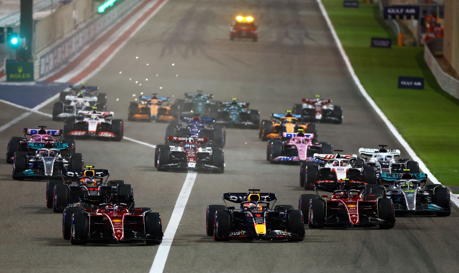 F1 fans. Ф1 2022 старт гонки. Болид ф1 2023. Старт Гран-при Бахрейна 2023. Ред Булл ф1 2023.