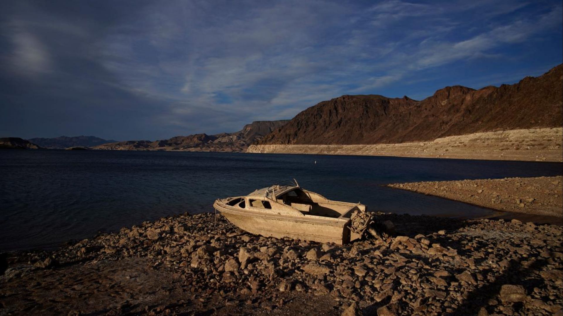Human remains belonging to a person from the 70s were discovered at Lake Mead (Image via Shutterstock)