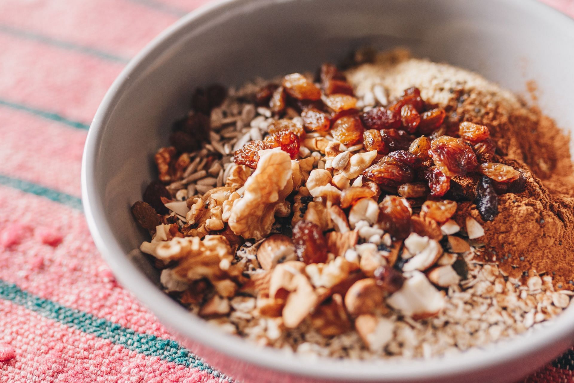 Oats are a good source of phosphorus, a mineral that plays a crucial role in maintaining bone health and overall cellular function (Image via Pexels)