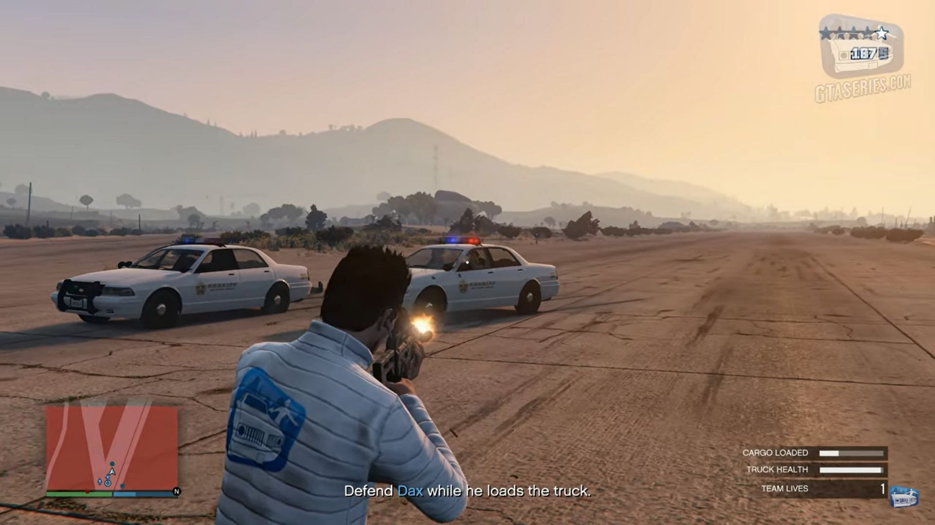 Fighting off the cops while Dax is loading the truck (Image via GTA Series Videos/YouTube)