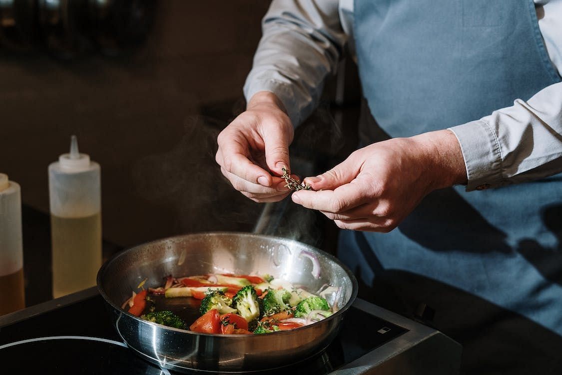 Peanut oil is a healthy choice for pan-frying. (Image via Pexels/Cottonbro studio)
