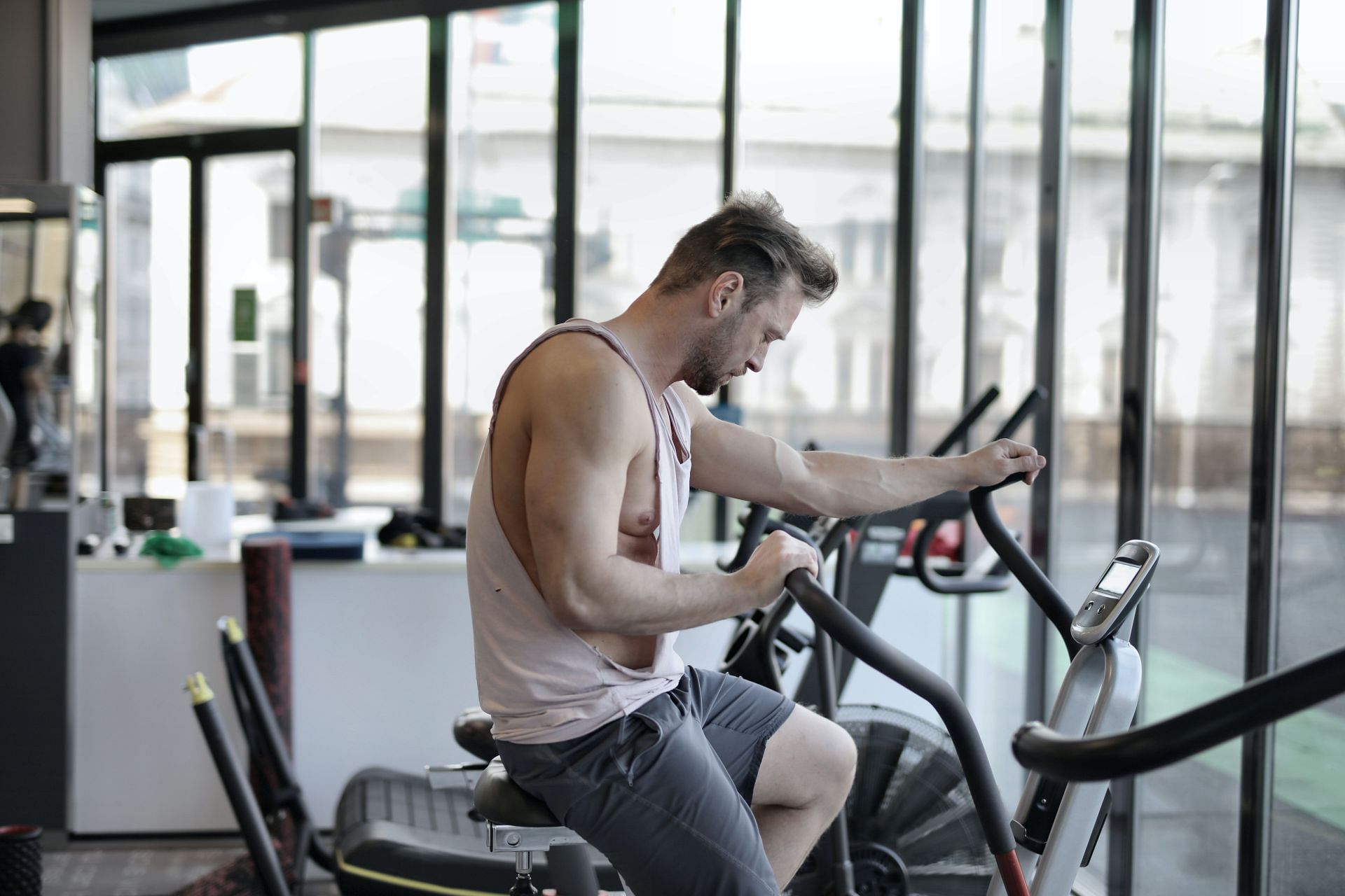 An elliptical trainer can be found in the gym or you can get it for your home. (Image via Pexels/ mAndrea Piacquadio)