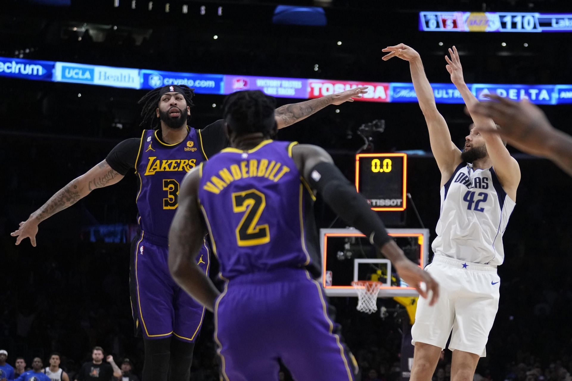 Maxi Kleber of the Dallas Mavericks beats the buzzer with a game-winning three-pointer against the LA Lakers. [photo: AP News]