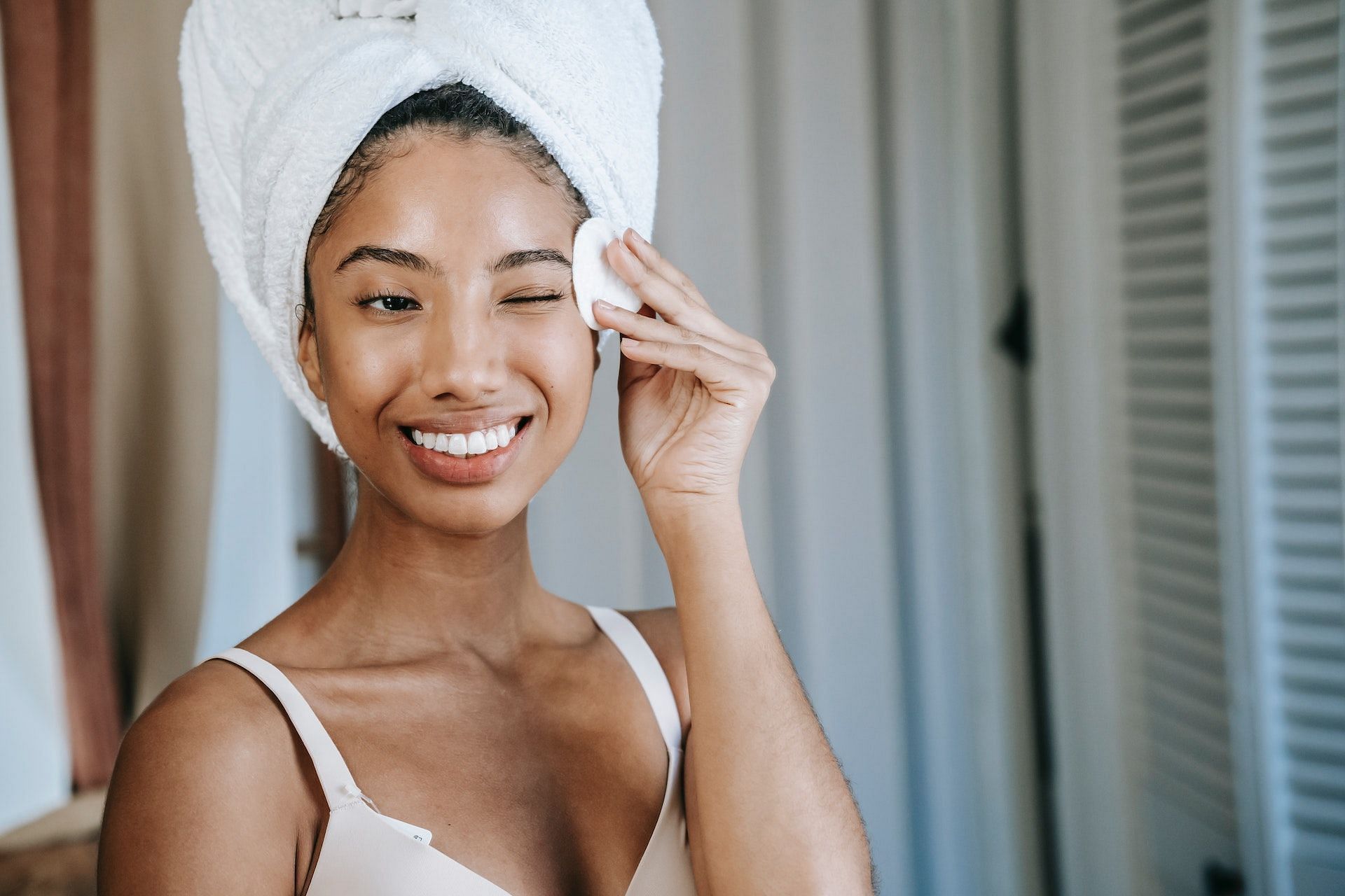 Always avoid alcohol-based cleansers. (Photo via Pexels/Sora Shimazaki)