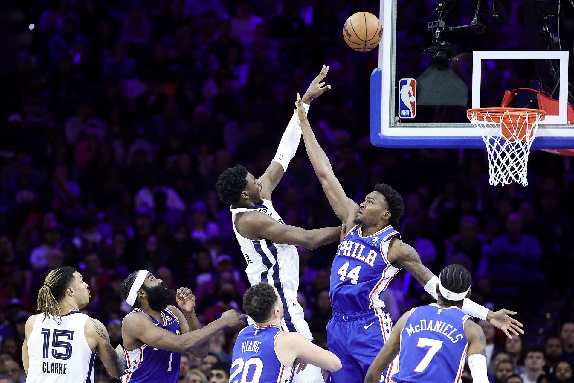 JAREN JACKSON JR. PUTBACK OVER AD 😱 Grizzlies bench reaction