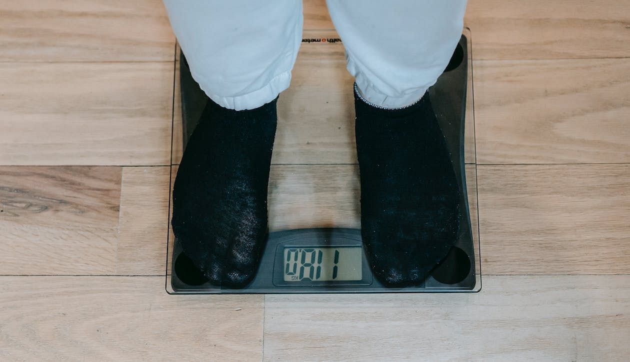 Best Time to Weigh Yourself: Tips for Accurate and Consistent Results (Image via Pexels/Andres Aryton)