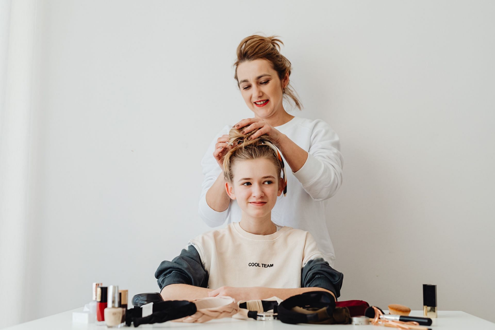 Should avoid washing your hair frequently. (Image via Pexels / Karolina Grabowska)