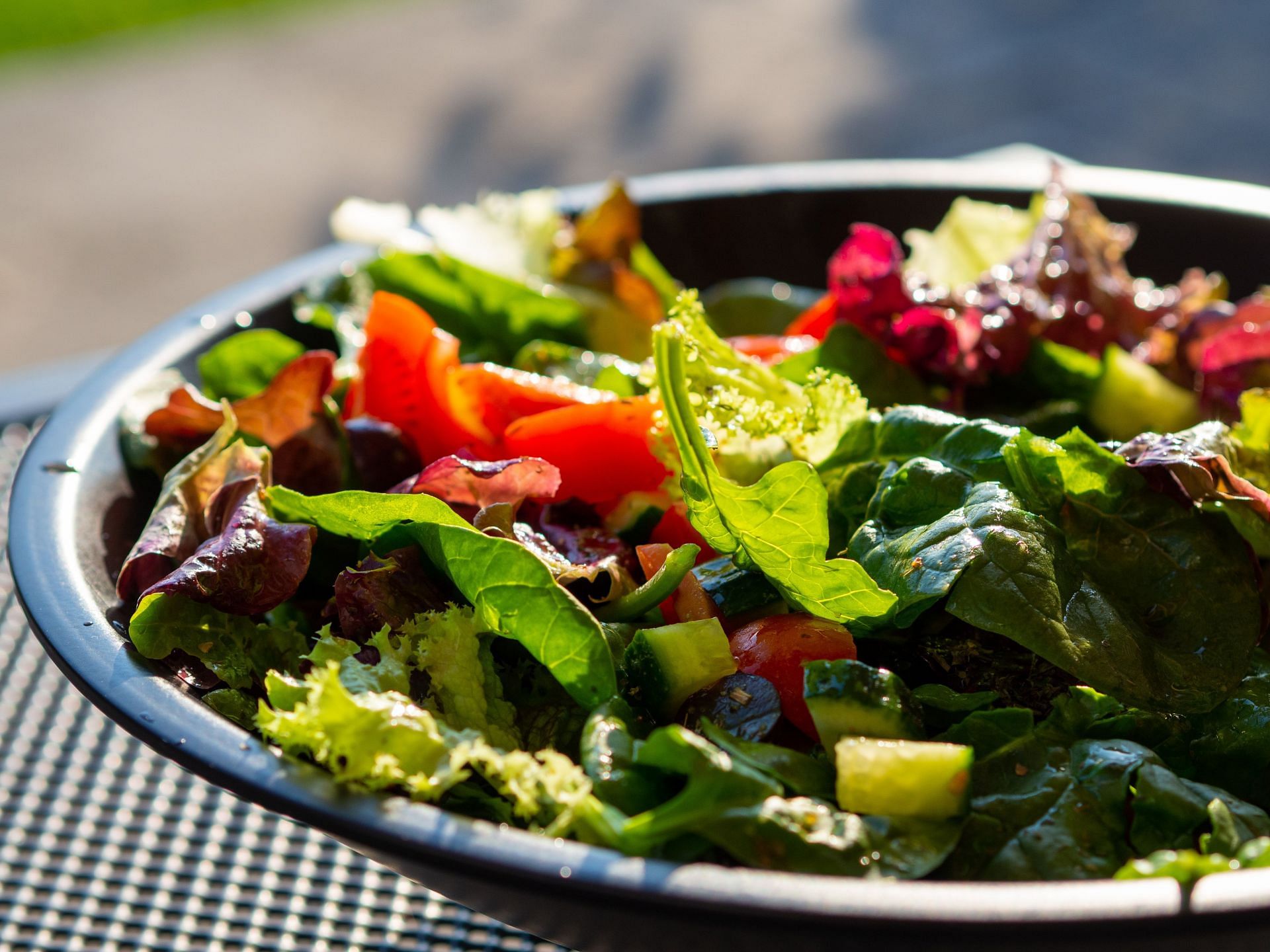 Benefits of kale: Helps you to lose weight. (Image via Unsplash / Jonathan Ybema)